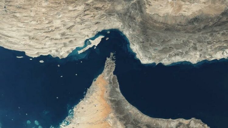 Irani: Ngushtica e Hormuzit është e hapur, por do të godasim anijet amerikane