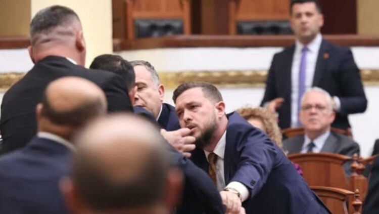 “0900, për ty Albana kam këtë numrin”,plas sherri në Kuvend pas deklaratës së Ballës