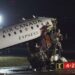Aeroplani dhe kamioni përplasen në pistën e aeroportit të New Yorkut