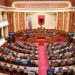 Përjashtohen me 10 ditë nga punimet e Kuvendit Gazmet Bardhin dhe Klevis Balliun