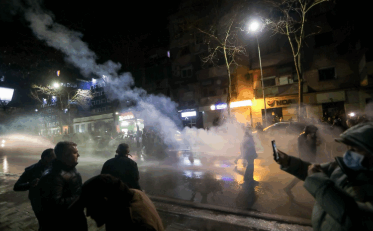 Lirohen nga qelia 15 protestuesit e opozitës