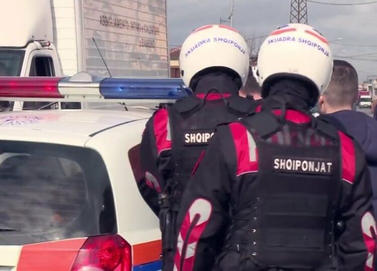Dy efektivë të policisë plagosen gjatë operacionit për kapjen e një personi