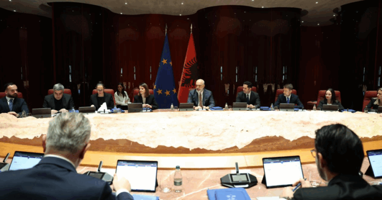 Ndryshoi qeverinë, Rama zhvillon mbledhjen e parë të kabinetit të ri