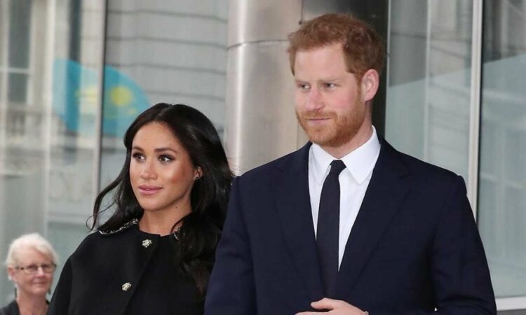 Provokon libri i ri biografik për princin Harry: Meghan i ka bërë lavazh truri