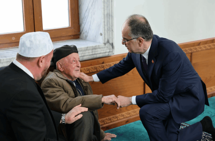 Begaj uron Fitër Bajramin nga xhamia e Golemit, mesazh për besimtarët