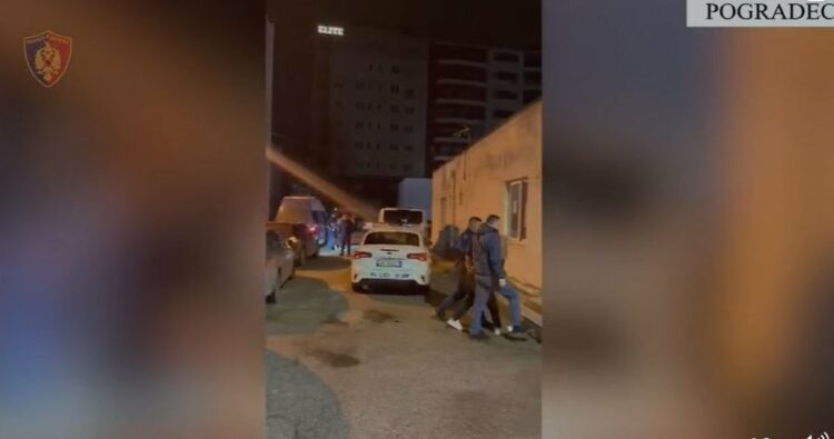 Tentuan të vjedhin argjendarinë në Pogradec, pranga dy të rinjve nga Mamurrasi