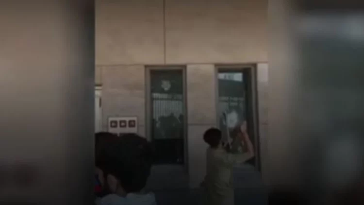 VIDEO/ Protestues pro Iranit sulmojnë konsullatën amerikane në Karaçi, 6 të vrarë