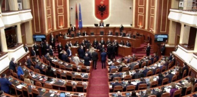PS kërkon votimin e ministrave të rinj, Berisha dhe deputetët e PD bllokojnë foltoren