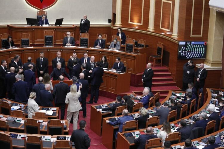 PS voton ndryshimet në qeveri mes tensioneve, PD bllokon foltoren