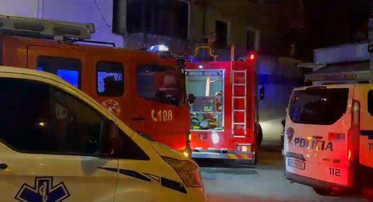 Banesa përfshihet nga zjarri, humb jetën 72-vjeçari në Tiranë