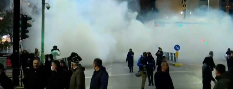 Policia me ujë dhe gaz lotjsellës, protestuesit me molotovë. Rikthehet Berisha