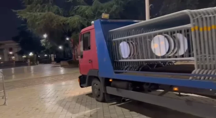 Protesta e PD/ Parlamenti blindohet me gardh metalik, shtohen masat e sigurisë