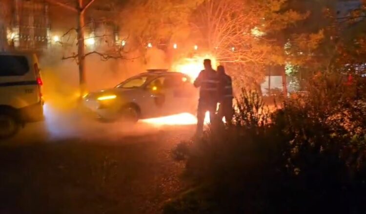 Video/ Momente nga përplasjet mes protestuesve dhe policisë, digjet një automjet