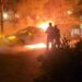 Video/ Momente nga përplasjet mes protestuesve dhe policisë, digjet një automjet