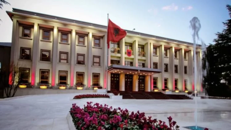 Presidenti Begaj dekreton ndryshimet në Qeveri, largohen Balluku, Spiropali e Vengu