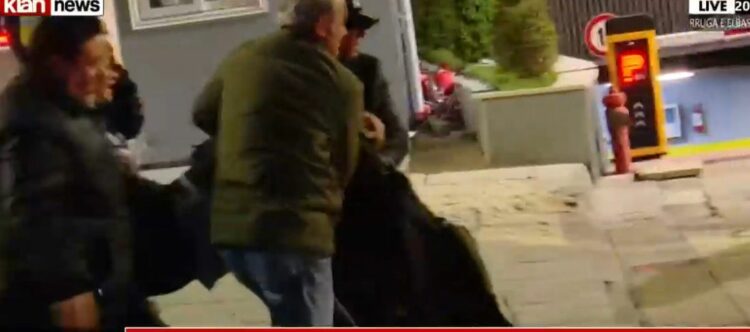 Fotolajm/Qytetari humb ndjenjat në protestë, merret me ambulancë
