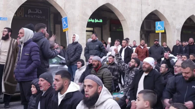 Izraeli mbyll xhaminë Al Aksa, besimtarët luten në rrugë