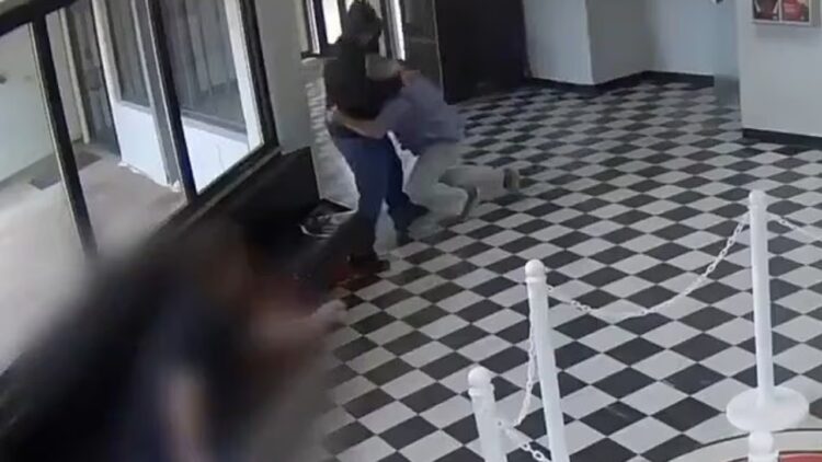 Parandalohet tragjedia në një shkollë në Oklahoma, drejtori përballet me sulmuesin