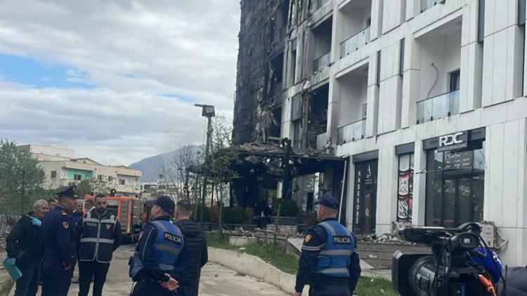 Dhjetëra apartamente të djegura, çfarë mbeti nga pallati 12-katësh
