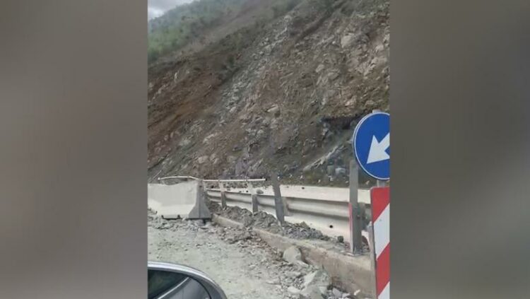 Rrëshqitje dherash në Librazhd, shkak punimet që po bëhen për Korridorin e VIII