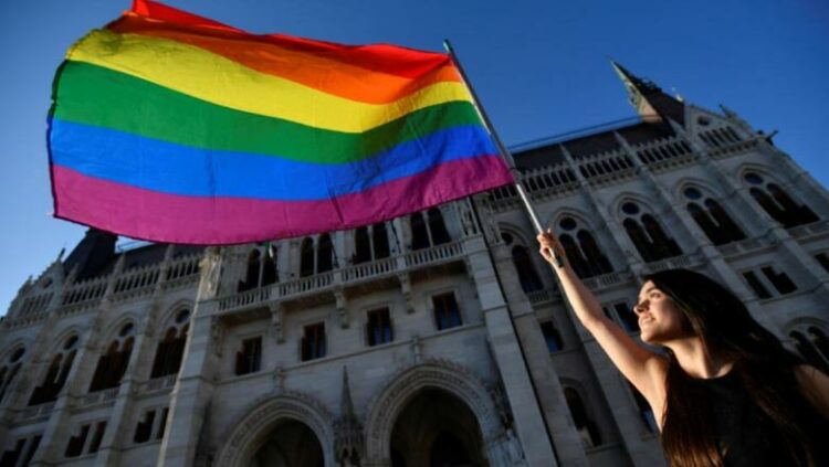 BE “rrëzon” ligjin anti-LGBTQ+ të Hungarisë: Kundër vlerave themelore të njeriut