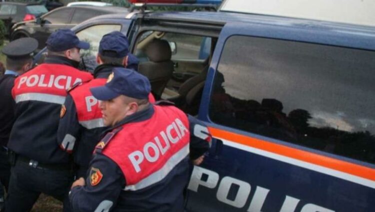 Arrestohet 52-vjeçari në Fier/ Qëlloi me kallashnikov në ajër dhe kërcënoi një grua