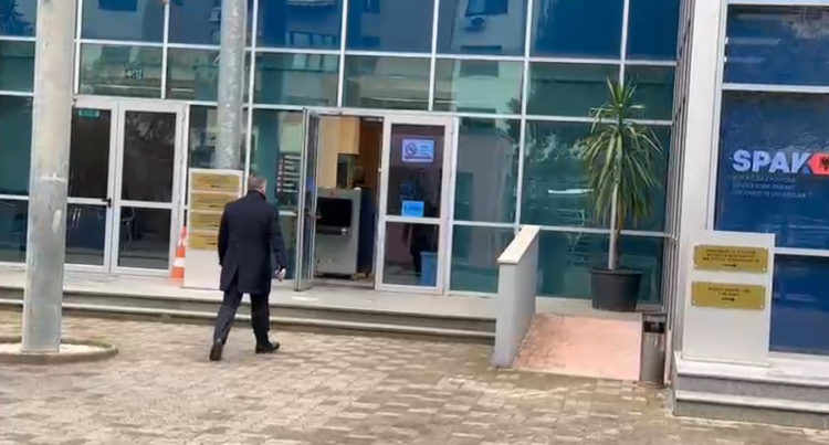 Avokati i Erion Veliajt paraqitet si i pandehur në Gjykatën e Posaçme