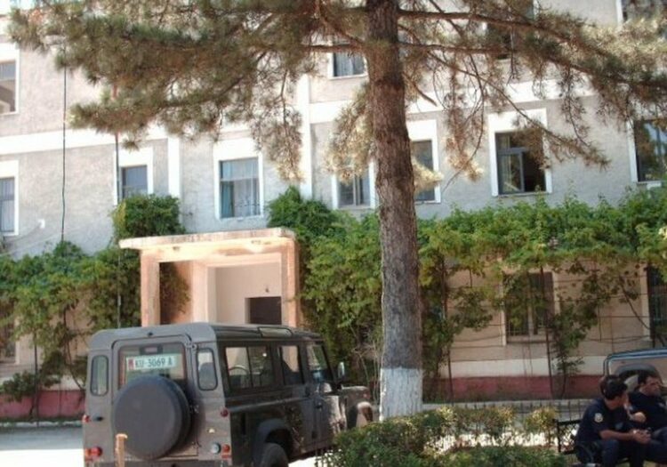 Tropojë/ Plagosje me armë zjarri në Bajram Curr, shpallet në kërkim i riu