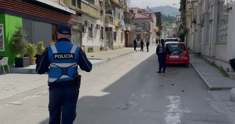 Përleshje e dhunshme mes të rinjve në Korçë, plagoset një person
