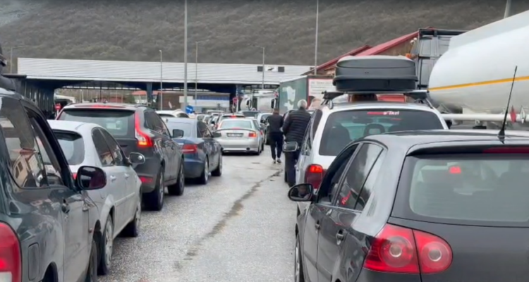 Bie sistemi në anën greke, radhë të gjata në pikën e kalimit kufitar Kapshticë