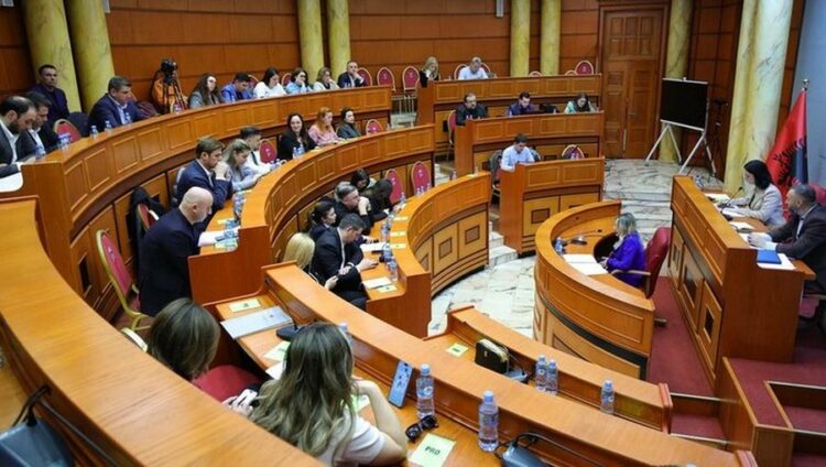 Zjarri te pallati në Tiranë/Këshilli Bashkiak miraton ndihmën për familjet e prekura