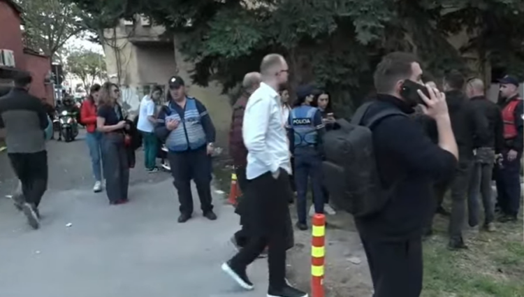 Zjarri në Tiranë, disa të lënduar, mes tyre edhe zjarrfikës