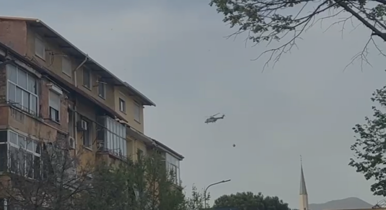 Zjarri në Tiranë, helikopteri i vjen në ndihmë zjarrfikësve