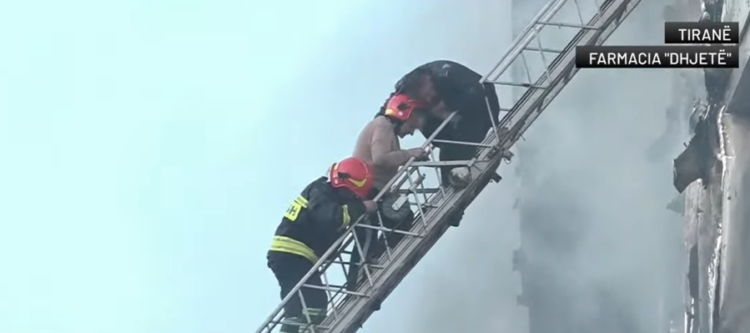 Zjarri në Tiranë/ Shpëtohet një grua e bllokuar, dërgohet për ndihmë mjekësore