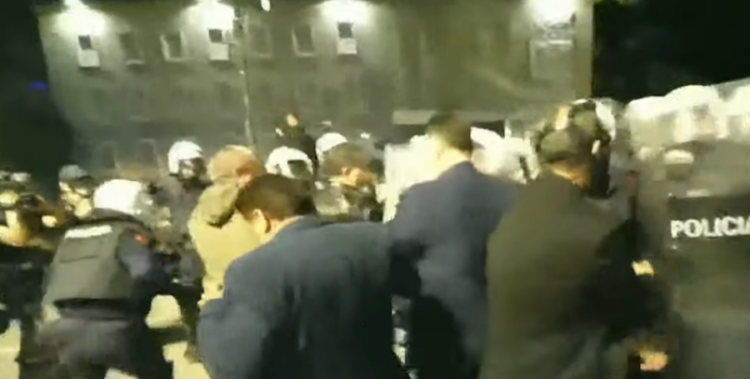Molotov dhe fishekzjarre drejt Kryeministrisë, policia shoqëron protestuesit