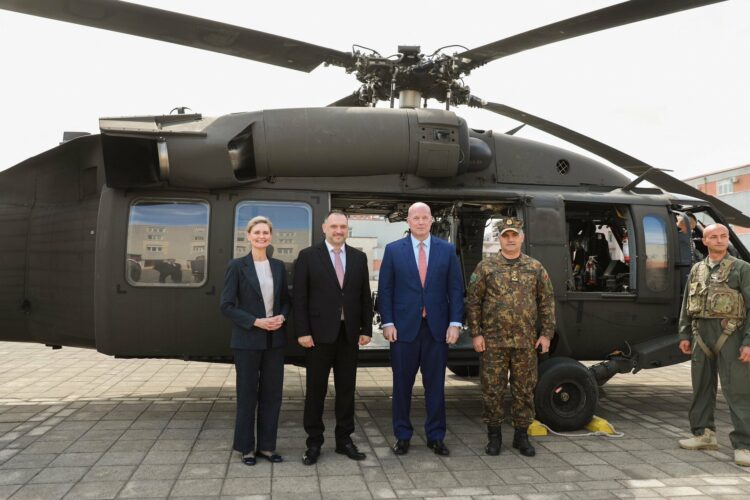 Ambasadori i SHBA në NATO viziton bazën ushtarake të Kuçovës