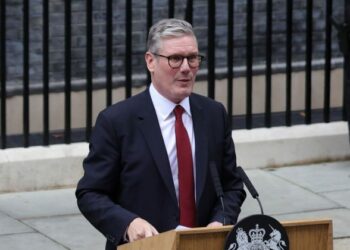 Starmer niset drejt Gjirit Persik për ta diskutuar hapjen e Ngushticës së Hormuzit