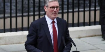 Starmer niset drejt Gjirit Persik për ta diskutuar hapjen e Ngushticës së Hormuzit