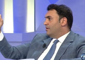Zjarri përfshiu pallatin në Tiranë, Këlliçi: Banorët e pallatit të ngrenë zërin