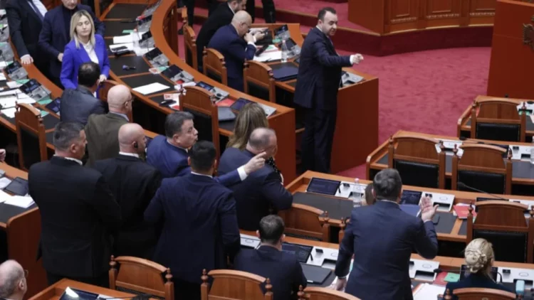 PD kërkon përjashtimin e Ballës, PS kërkon masë për 3 deputetë të PD