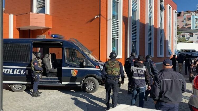 Operacion antidrogë në Elbasan, 18 në pranga, 5 në kërkim