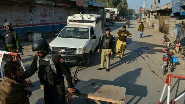 Pakistan/ Vriten 12 oficerë policie, autorët i vendosën eksploziv komisariatit