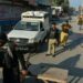 Pakistan/ Vriten 12 oficerë policie, autorët i vendosën eksploziv komisariatit