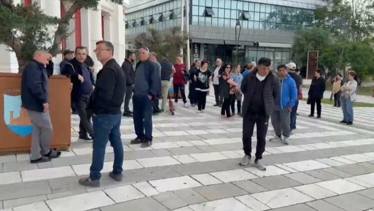 Tregtarët e Vlorës protestojnë para Bashkisë, kërkohet lirimi i hapësirave ku…