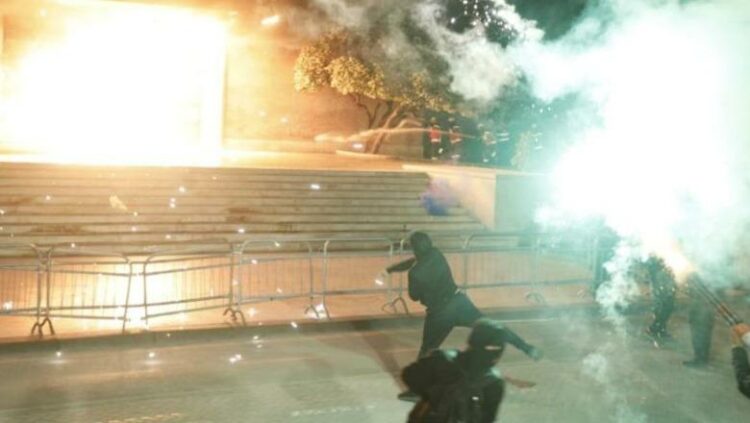 Protesta e 17 prillit/ U lanë në qeli, protestuesit kërkojnë lirinë në Apel