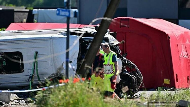 Belgjikë/ Treni përplas minibusin e shkollës, 4 të vdekur