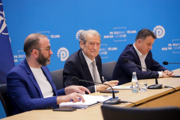 Shoqërimi i shtetasve të huaj gjatë protestës, Berisha: Inskenim i policisë