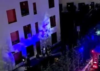 Zjarr në një kompleks banimi në zonën e Ali Demit, panik për banorët