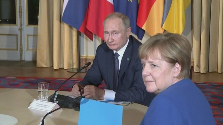 Merkel përflitet se do të ndërmjetësojë negociatat Rusi-Ukrainë