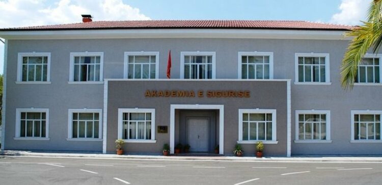 Tiranë/ Helmohen 40 studentë të Akademisë së Sigurisë